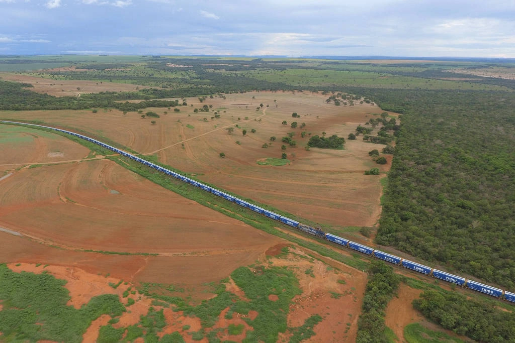 Trem da concessionária Rumo, com 120 vagões, trafega no principal corredor do agronegócio, em Rondonópolis (MT)
