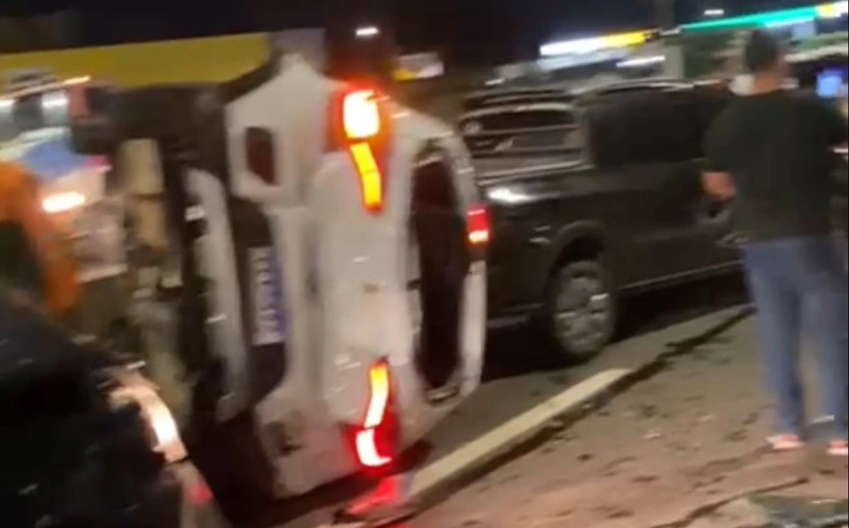 Vários carros ficaram destruídos