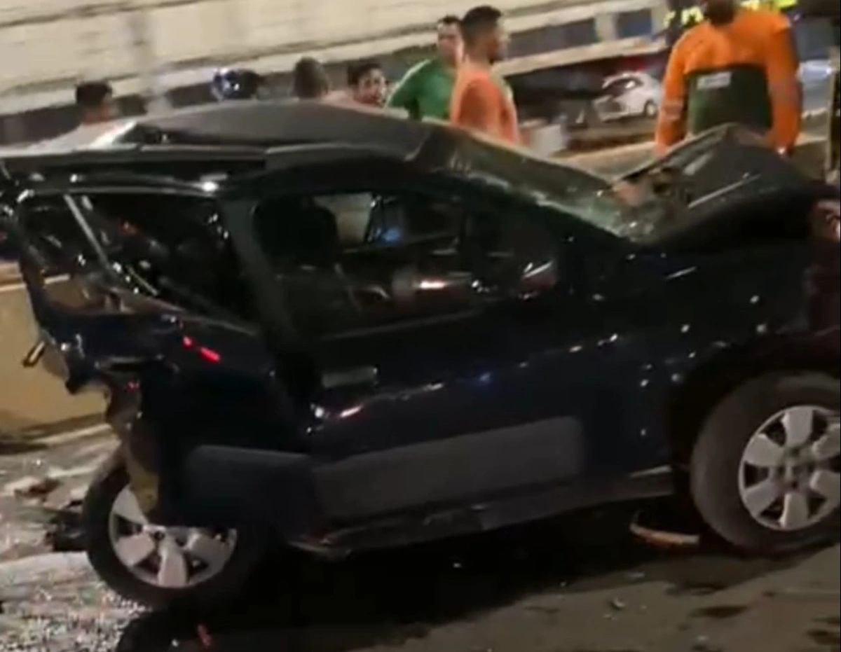 Vários carros ficaram destruídos