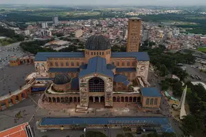 Vista aérea da Basílica de Aparecida, em São Paulo, um dos símbolos dos católicos, que ainda são maioria nos municípios brasileiros (Foto: Roosevelt Cassio - 18.abr.25/AFP)