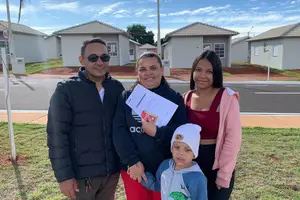 Waglene Nogueira, que irá morar junto do marido Evaldo e dos filhos Tagila e Lauan na casa própria após 12 anos tentando sair do aluguel (Foto: MCID)