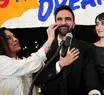 Jovem socialista vence ex-governador nas primárias democratas em Nova York