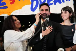 Zohran Mamdani ao lado da mãe, Mira Nair, e de sua mulher, Rama Duwaji, em evento para assistir às eleições primárias (Foto: REUTERS)