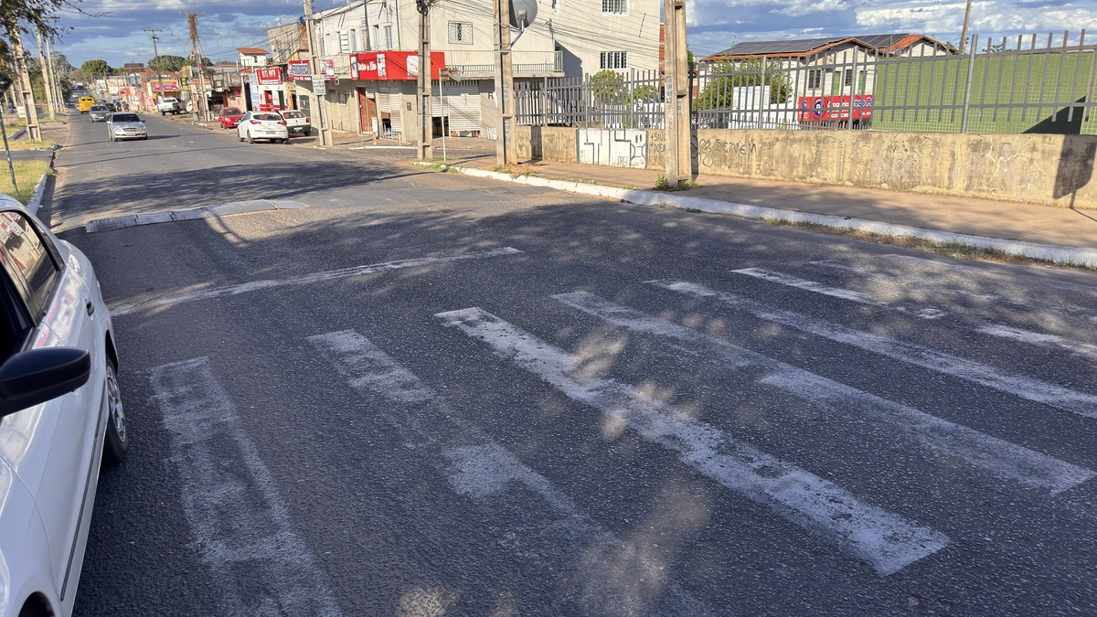 A faixa de pedestre precisa de pintura e sinalização prévia