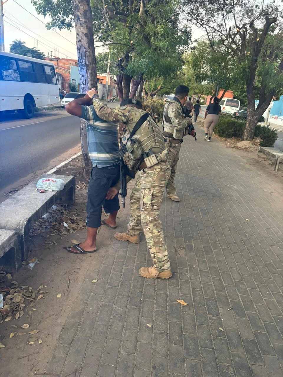 A prisão aconteceu por volta das 18h, na Avenida Deputado Ulices Guimarães, nas proximidades da AMBEV, no bairro Promorar
