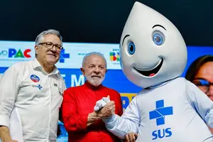 Alexandre Padilha, Lula e o Zé Gotinha (Foto: Planalto)
