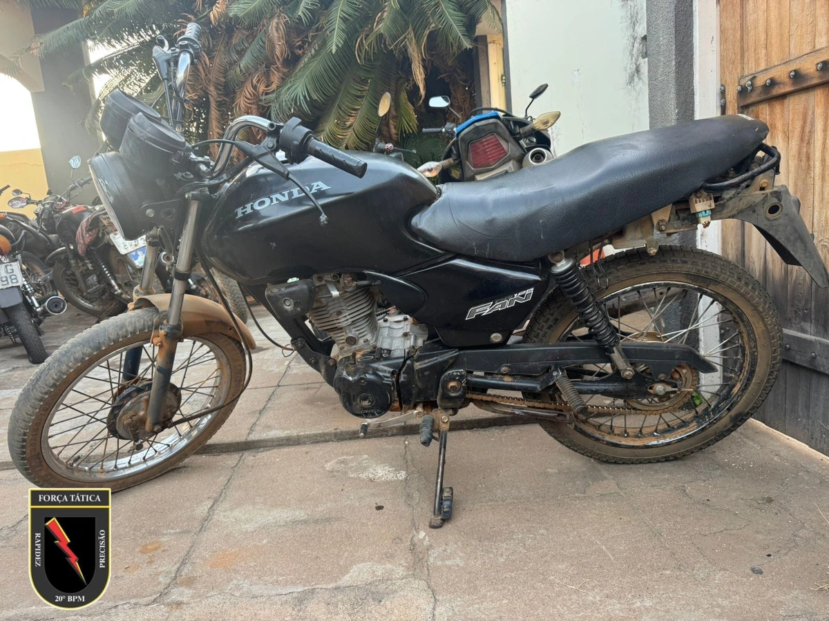 Ao verificar a motocicleta, uma Honda Fan 125 de cor preta, os policiais constataram sinais de adulteração
