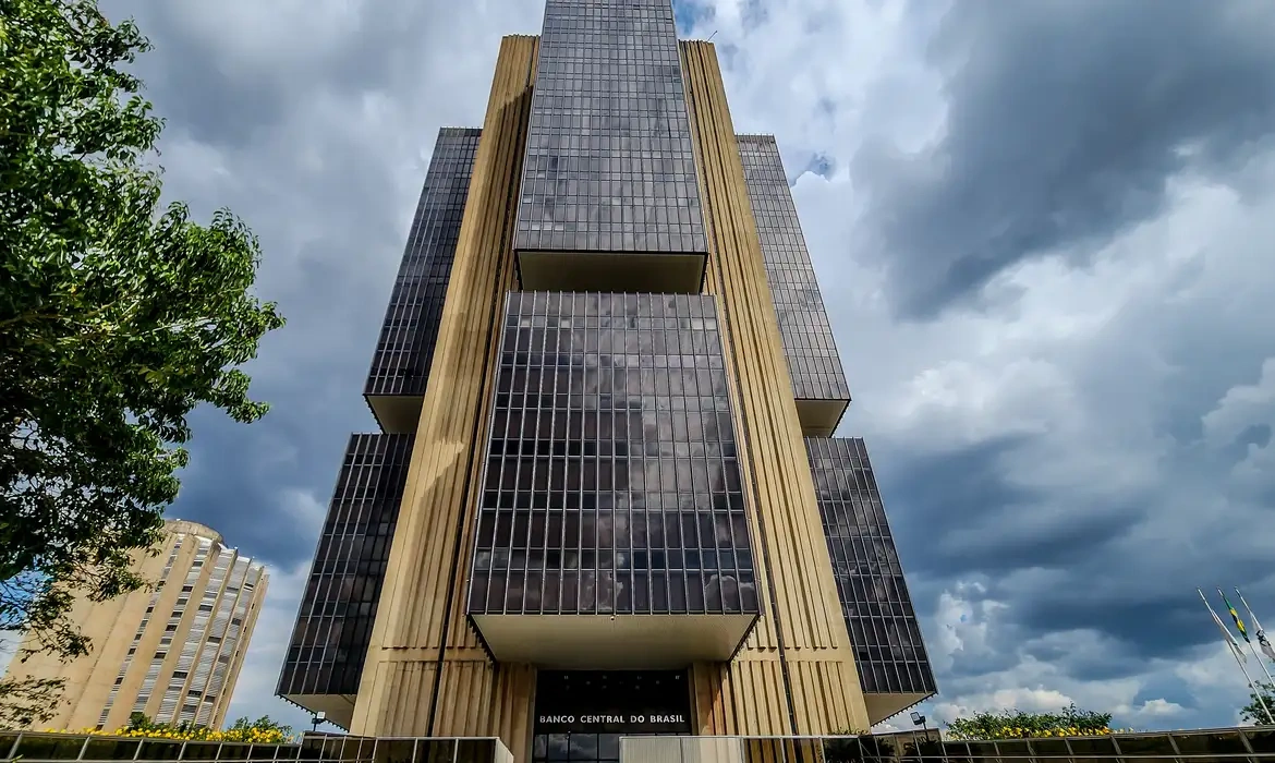 Apesar da queda, projeção segue acima do teto da meta estabelecida pelo Banco Central para o ano
