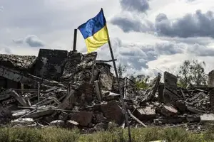 Bandeira ucraniana hasteada em meio à destruição (Foto: Reprodução | Metin Aktas/Anadolu Agency via Getty Images)