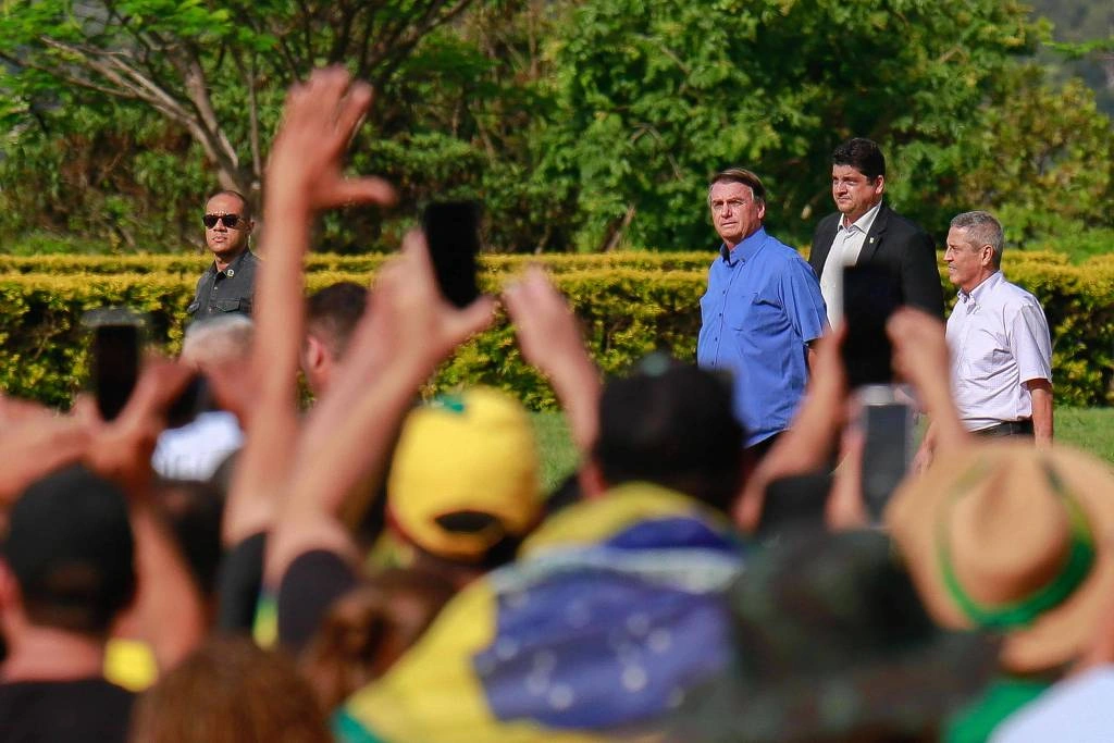 Bolsonaro ao falar com apoiadores em Brasília em dezembro de 2022, no Alvorada