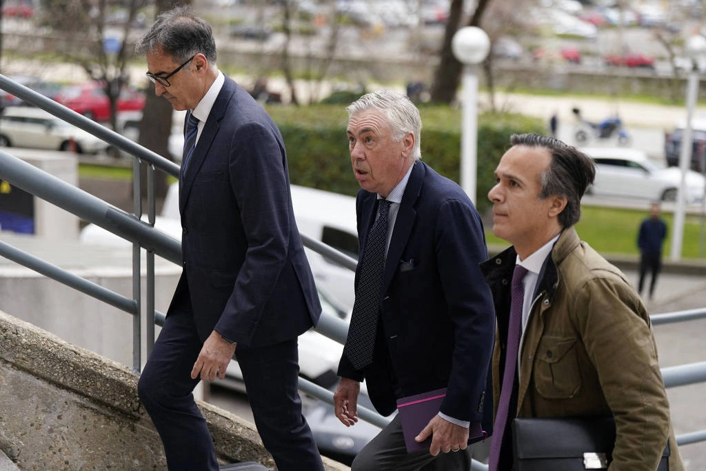 Carlo Ancelotti chega a tribunal para julgamento sobre fraude fiscal em abril