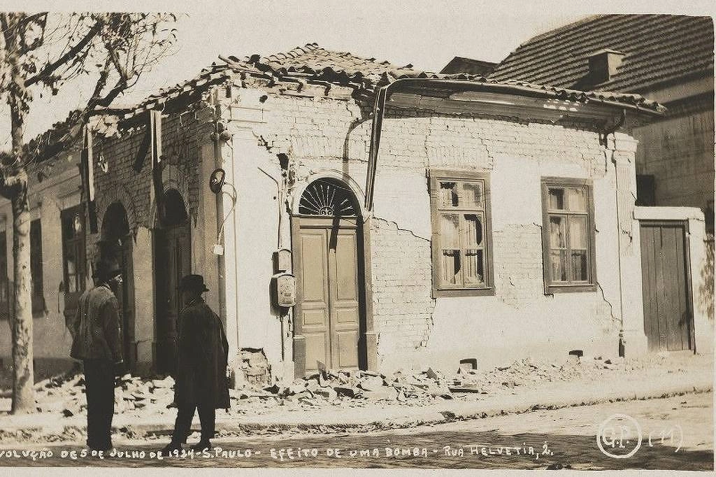 Casa na esquina da rua Helvétia com alameda Cleveland bombardeada por forças legalistas, em 1924