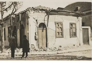Casa na esquina da rua Helvétia com alameda Cleveland bombardeada por forças legalistas, em 1924 (Foto: Reprodução)