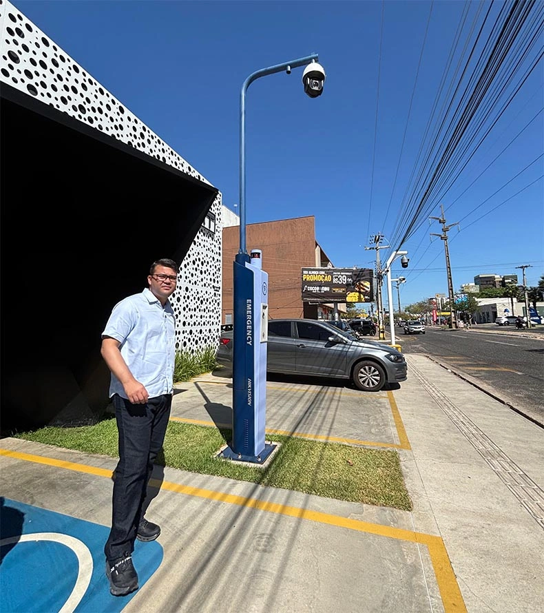 Chico Lucas ao lado de totem de emergência