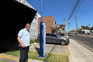 Chico Lucas ao lado de totem de emergência (Foto: Redes Sociais)