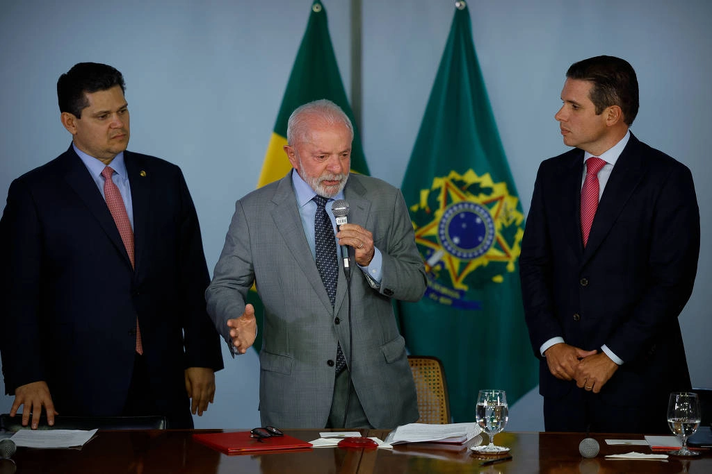 Davi Alcolumbre, Lula e Hugo Motta, em cerimônia em abril