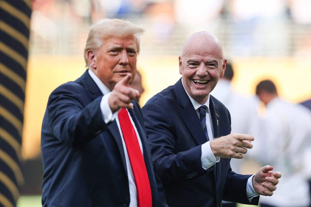 Donald Trump gesticula ao lado do presidente da Fifa, Gianni Infantino, após a final da Copa do Mundo de Clubes