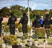 Polícia pede promoção post mortem de delegado sepultado sob forte comoção