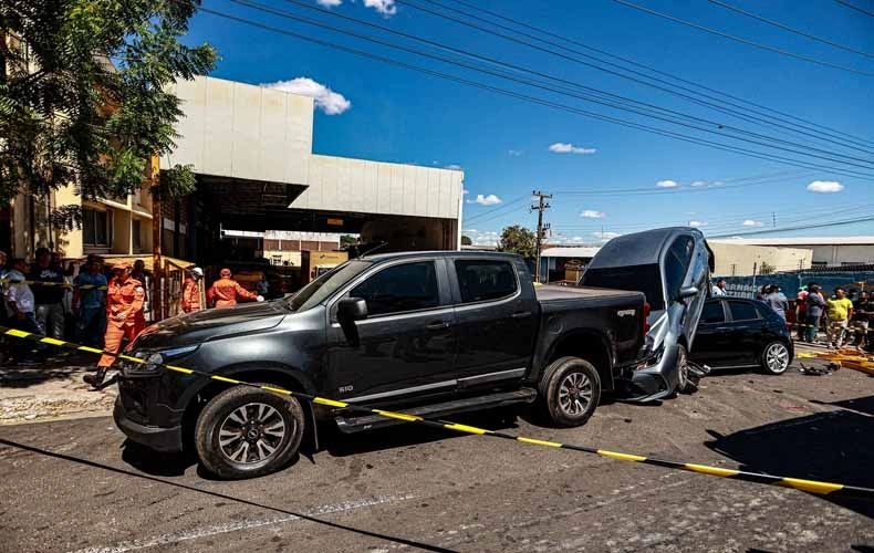 Engavetamento na Avenida Valter Alencar