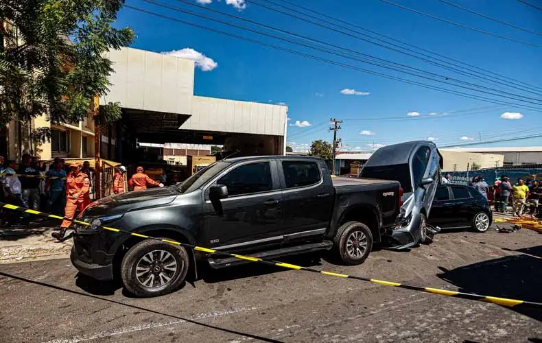 Engavetamento na Avenida Valter Alencar