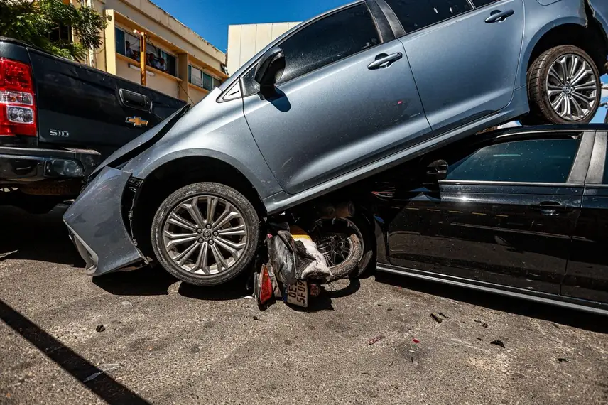 Engavetamento na Avenida Valter Alencar