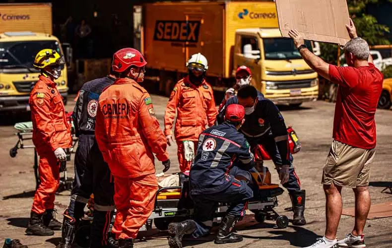 Engavetamento na Avenida Valter Alencar
