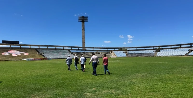 Equipe técnica da CBF visitando Estádio Albertão.