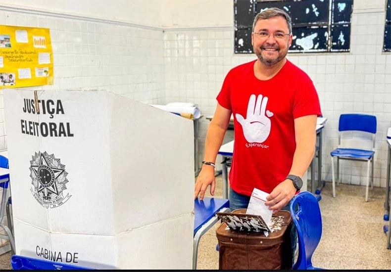 Fábio Novo votando