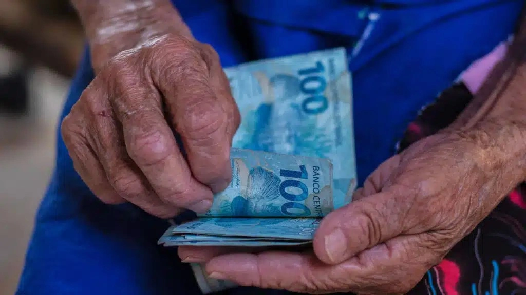 Idoso com o beneficio na mão