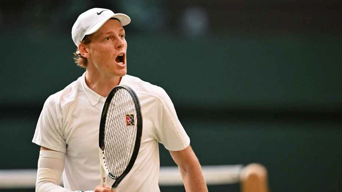 Jannik Sinner, comemorando ponto contra Carlos Alcaraz na final de Wimbledon