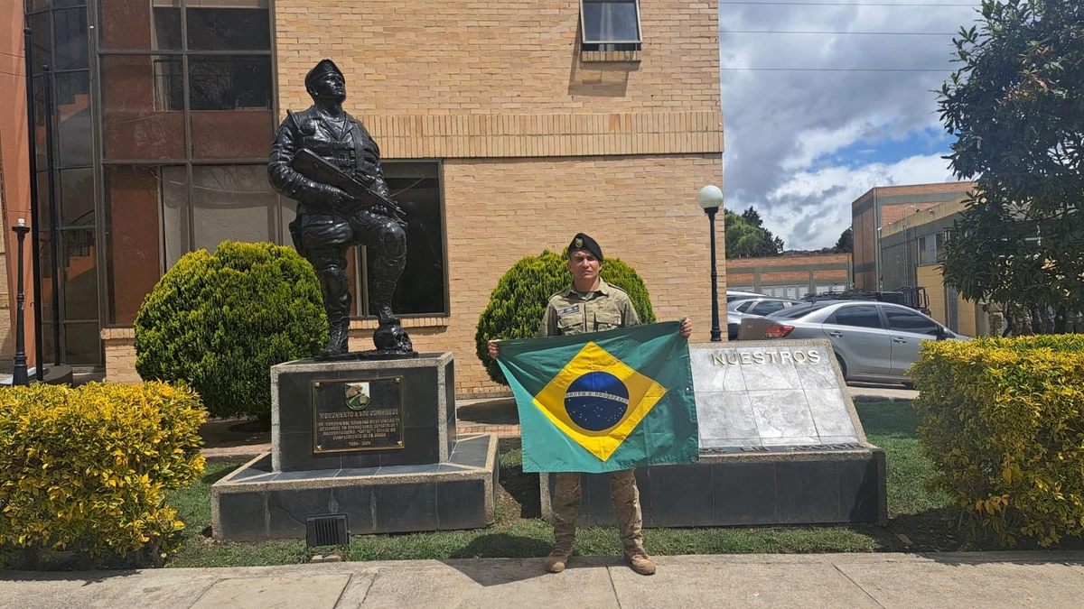 Joel com a bandeira do Brasil