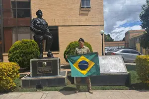 Joel com a bandeira do Brasil (Foto: PM-PI)