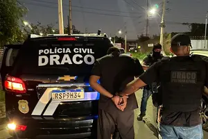 Leonardo Araújo Meira sendo preso pelo DRACO (Foto: SSP-PI)
