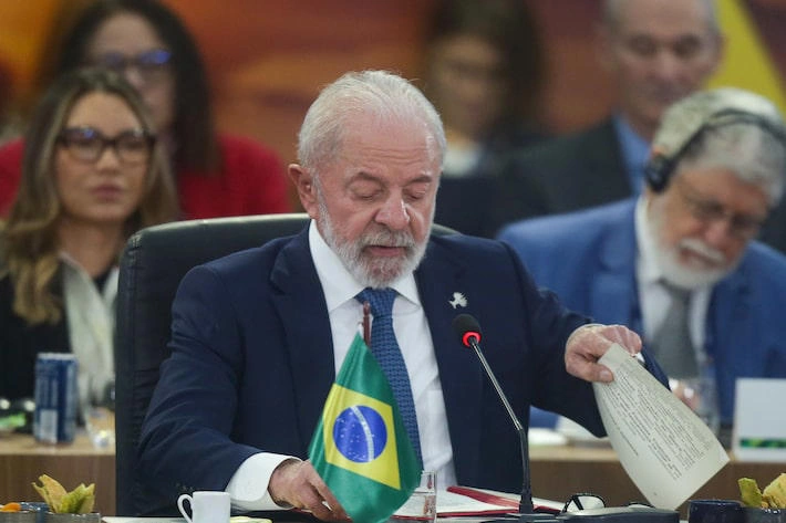 Lula comanda a primeira plenária da Cúpula dos Brics, no Rio de Janeiro, no domingo, 6 de julho; nesta segunda, 7, presidente reagiu a comentários de Donald Trump em apoio ao ex-presidente Jair Bolsonaro (PL)