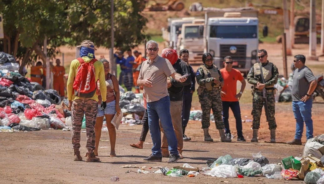 Manifestantes no aterro sanitário, o Lixão de Teresina