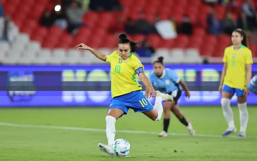 Marta cobrando pênalti contra o Uruguai.