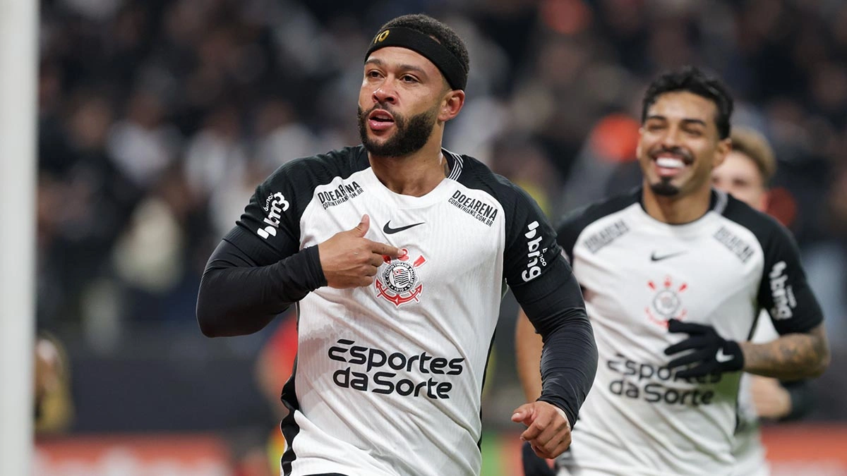 Memphis Depay comemorando o gol que deu a vitória contra o Palmeiras