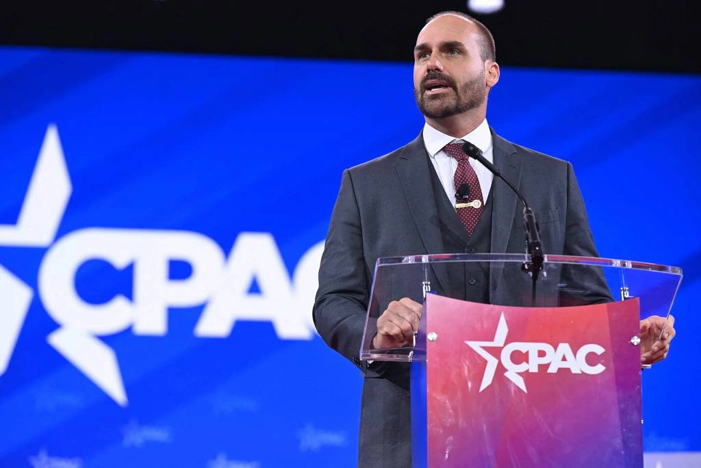 O deputado Eduardo Bolsonaro (PL-SP) discursa na Cpac, conferência conservadora, nos Estados Unidos