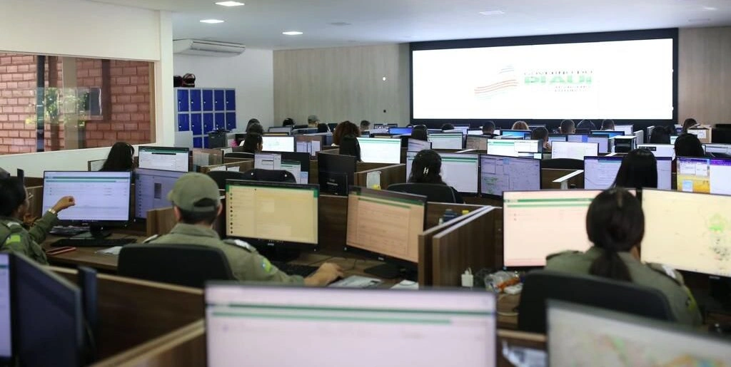 O serviço funciona 24 horas por dia, com 71 atendentes civis qualificados que se revezam em plantões contínuos