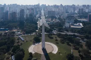 Obelisco Mausoléu aos Heróis de 32 com a 23 de Maio ao fundo; tanto o monumento quanto a avenida são homenagens àqueles que participaram da campanha constitucionalista, em São Paulo (Foto: Ronny Santos)