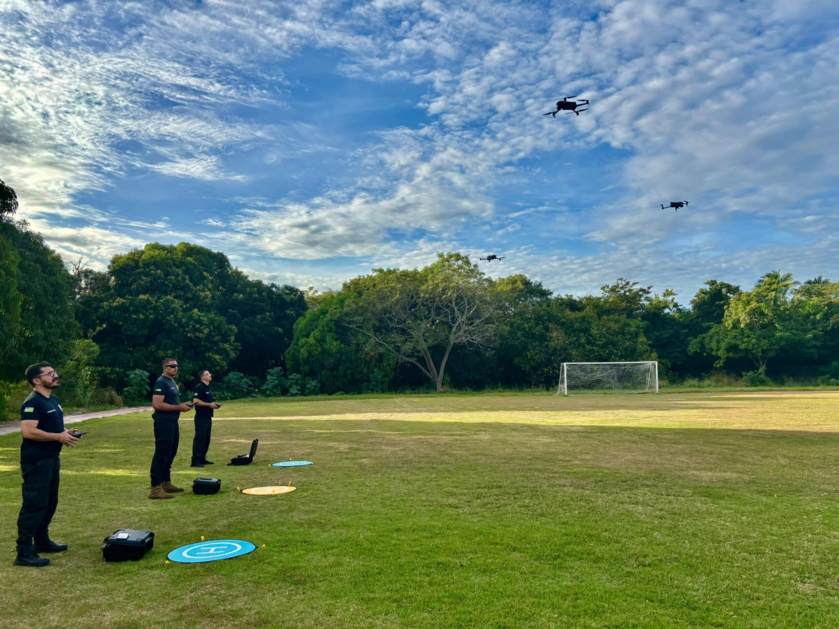 Policiais em treinamento com drones