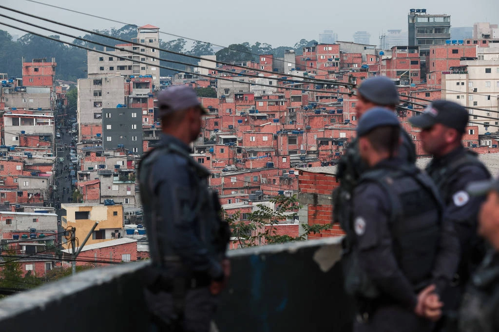 Policiais Militares observam a favela de Paraisópolis após mortes e protesto de moradores na noite de ontem