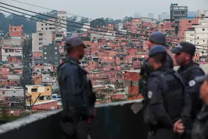 Policiais Militares observam a favela de Paraisópolis após mortes e protesto de moradores na noite de ontem (Foto: Danilo Verpa)