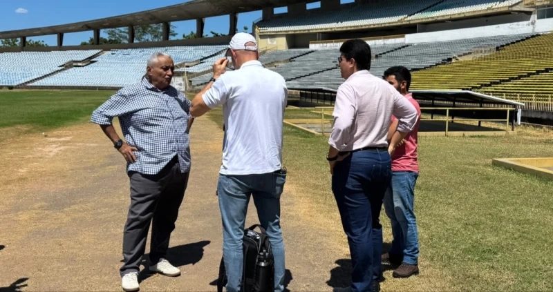 Presidente da Federação Piauiense de Futebol recebendo equipe técnica da CBF no Estádio Albertão