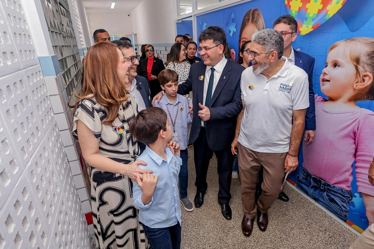 Rafael Fonteles, comitiva e família de autistas