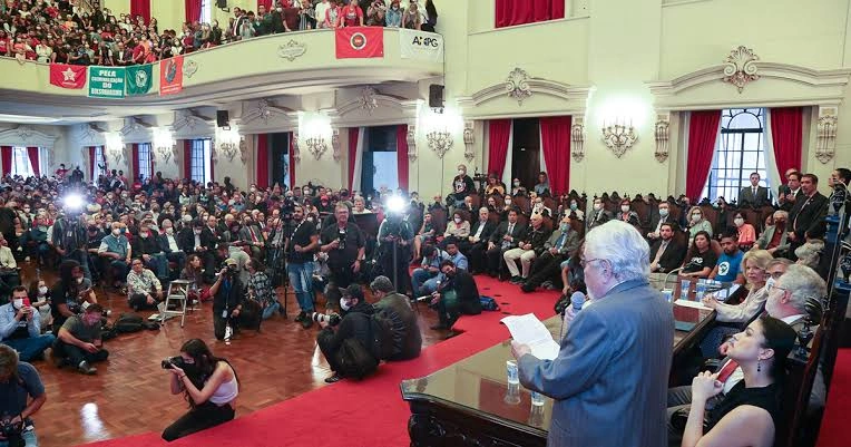 Representantes de movimentos sociais, partidos políticos, juristas, universidades, centrais sindicais e entidades da sociedade civil realizaram um ato pela defesa da soberania nacional