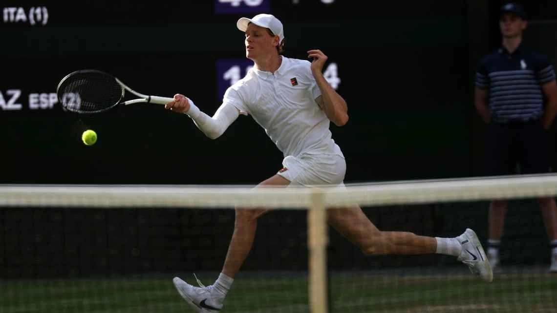 Sinner na disputa contra Alcaraz em Wimbledon.