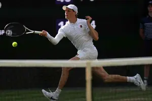 Sinner na disputa contra Alcaraz em Wimbledon. (Foto: Imagem Espn Brasil)