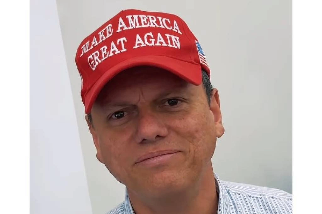 Tarcísio de Freitas com boné MAGA (Make América Great Again) em apoio a Donald Trump
