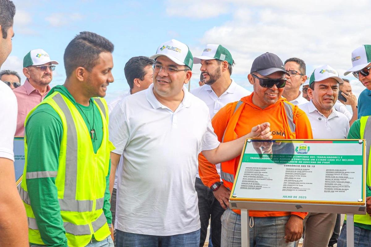 Trabalhadores com o governador Rafael Fonteles em Paulistana